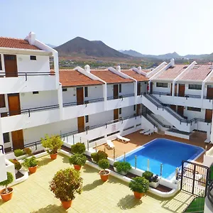 stylish-flat-with-2-bedrooms-sleeps-5-and-pool.tenerifehoteles.net/